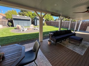 Outdoor dining - Castro Valley Retreat: Quiet, Central & Cozy (Castro Valley)