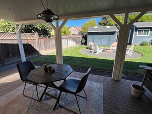 Outdoor dining - Castro Valley Retreat: Quiet, Central & Cozy (Castro Valley)