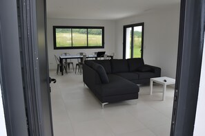 Living area - Villa Pradel – Holiday Home Guérande La Baule, 4 Bedrooms, 7 Guests (Guérande)