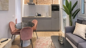 A modern kitchen with grey cabinets, a black countertop, and a built-in oven. - Stay in Madrid for 5 Guests (Madrid)