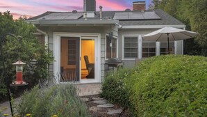A house with a patio, a covered outdoor seating area, and a garden with a stone pathway. - 109 GATED Urban LA cottage (Los Angeles)