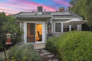 A house with a patio, a covered outdoor seating area, and a garden with a stone pathway. - 109 GATED Urban LA cottage (Los Angeles)