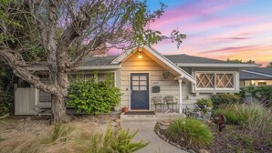 A residential house with a front porch, a mailbox, and a number '15424' on the door. - 109 GATED Urban LA cottage (Los Angeles)