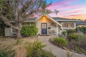 A residential house with a front porch, a mailbox, and a number '15424' on the door. - 109 GATED Urban LA cottage (Los Angeles)