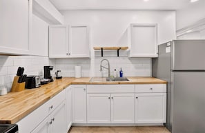 Wasserkocher mit Kaffee-/Teezubehör, Kühlschrank, Mikrowelle, Ofen
