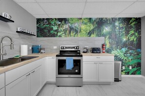 Wasserkocher mit Kaffee-/Teezubehör, Kühlschrank, Mikrowelle, Ofen