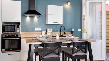 Refrigerador, microondas, horno, placa de cocina