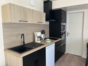 Private kitchen - Holiday Home 'L’Œillet Rouge' with Private Terrace and Wi-Fi (Saint-Jean-de-Monts)