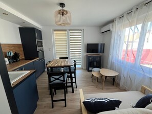 Dining - Holiday Home 'L'oeillet Bleu' with Private Terrace, Wi-Fi and Air Conditioning (Saint-Jean-de-Monts)