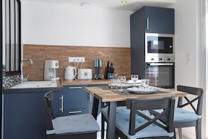 Wasserkocher mit Kaffee-/Teezubehör, Kühlschrank, Mikrowelle, Ofen