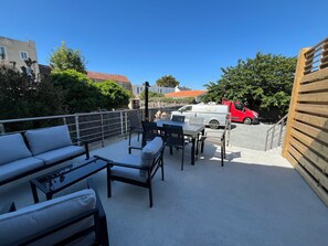 Outdoor dining - Holiday Home 'L'œillet Vert' with Private Terrace, Wi-Fi and Air Conditioning (Saint-Jean-de-Monts)