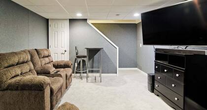 Peaceful 2-bedroom condo with AC in Clinton Township
