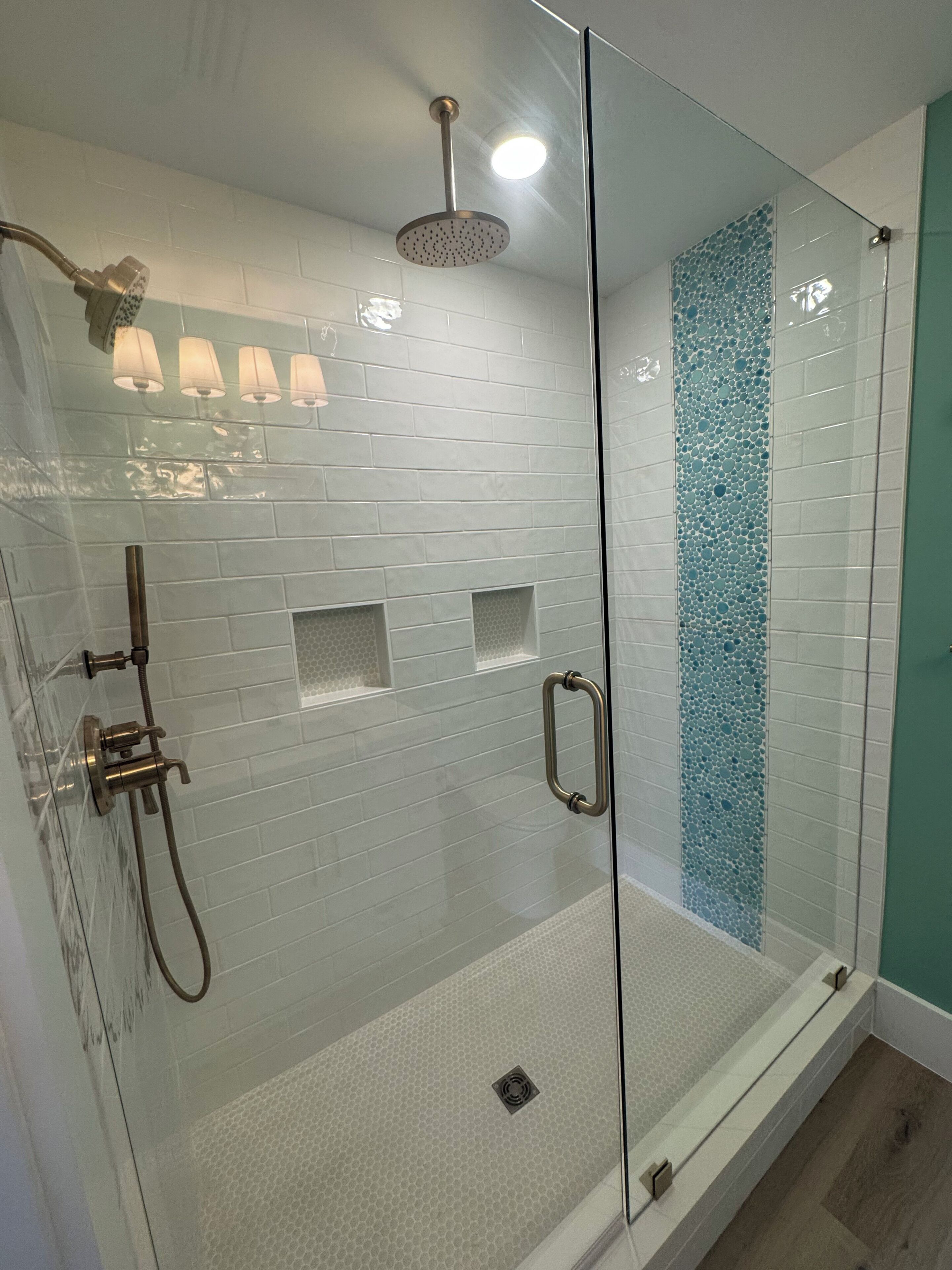 Een douche, een haardroger, handdoeken, zeep