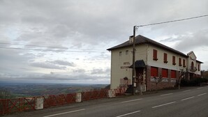 Un edificio con el rótulo 'HOTEL RESTAURANT' y vistas al campo.