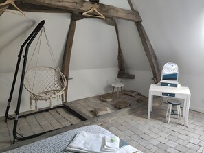 Room - Guest Room “Large Space, 2 Bedrooms, Private Bathroom” with Wi-Fi and Air Conditioning (Hommes)