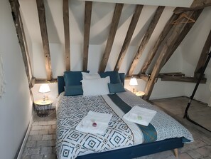 Room - Guest Room “Large Space, 2 Bedrooms, Private Bathroom” with Wi-Fi and Air Conditioning (Hommes)