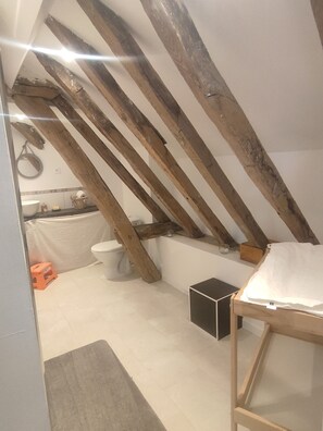 Bathroom - Guest Room “Large Space, 2 Bedrooms, Private Bathroom” with Wi-Fi and Air Conditioning (Hommes)