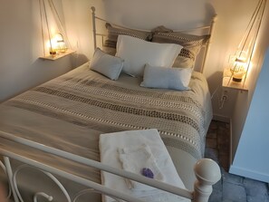 Room - Guest Room “Large Space, 2 Bedrooms, Private Bathroom” with Wi-Fi and Air Conditioning (Hommes)