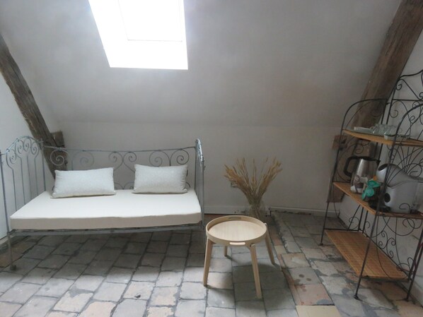 Interior - Guest Room “Large Space, 2 Bedrooms, Private Bathroom” with Wi-Fi and Air Conditioning (Hommes)