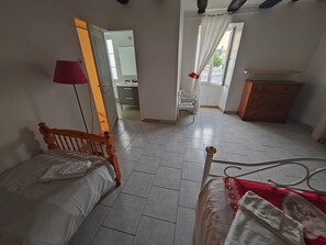 Room - Red Room 20m² Private Bathroom with Brunch (Hommes)