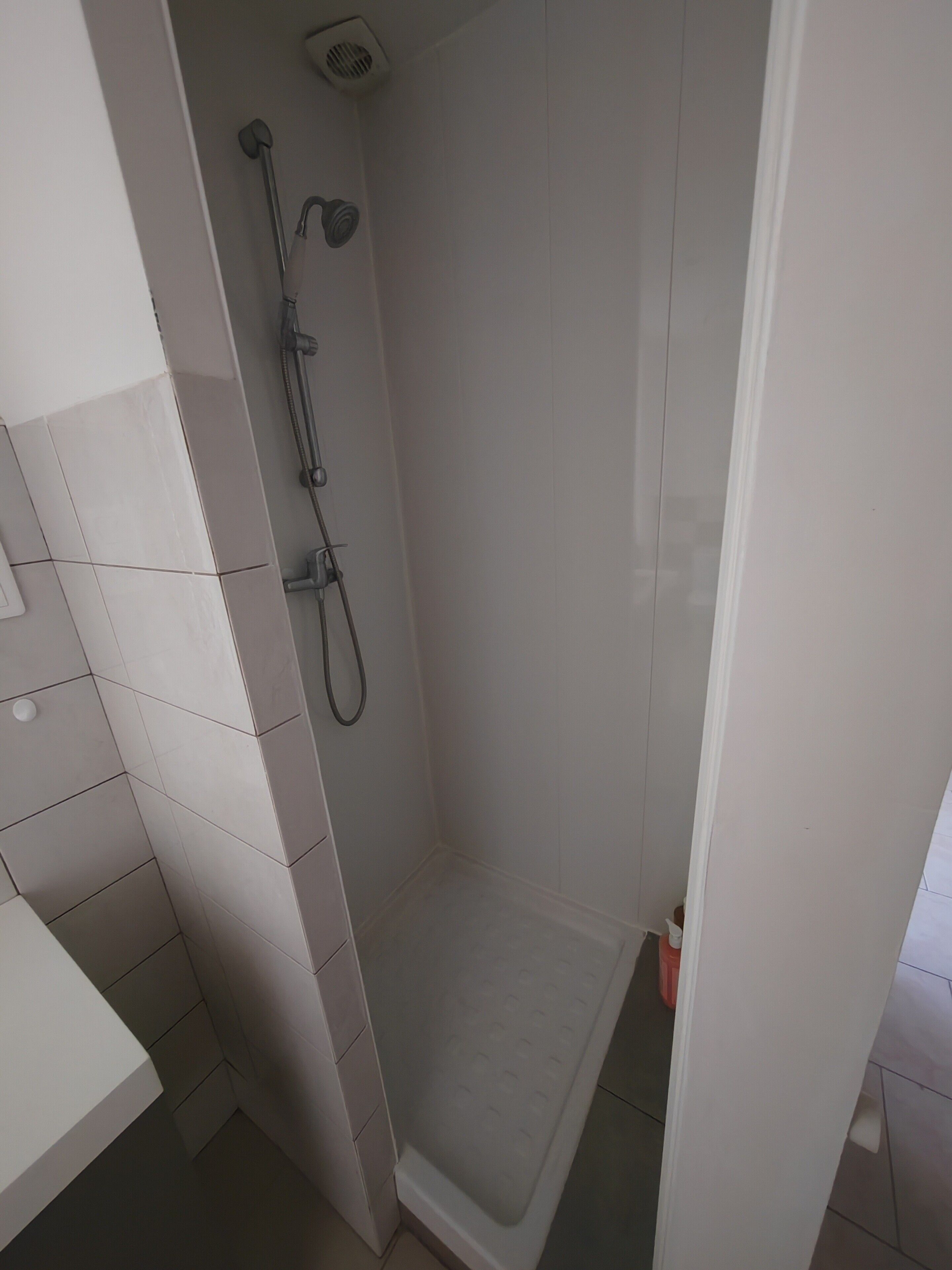 Douche, serviettes fournies