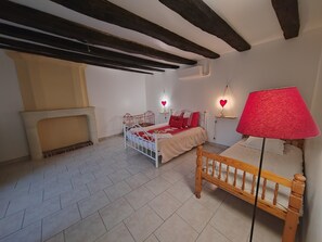 Room - Red Room 20m² Private Bathroom with Brunch (Hommes)