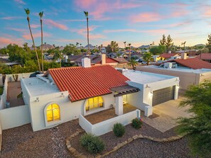 A residential area with houses featuring red-tiled roofs and white walls. - NEW | Sonoran Sol |Modern Pool Oasis Near Kierland (Scottsdale)