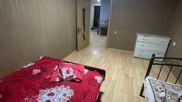 Brankas, meja kerja, ruang kerja ramah laptop, dan tirai kedap cahaya