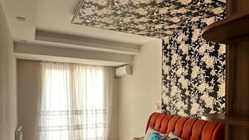 Apartemen Keluarga, balkon, pemandangan kota | Brankas, meja kerja, ruang kerja ramah laptop, dan tirai kedap cahaya