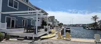 Luxury 6 BR Bayfront Retreat with Heated Pool, Sleeps 14, Minutes to Beach