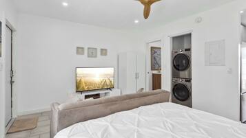 Studio - 1 kingsize-säng - utsikt mot trädgården (Marina Row 3) | 1 sovrum, individuell inredning, unika möbler och sängkläder