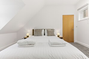 Tabla de planchar con plancha, wifi y ropa de cama 