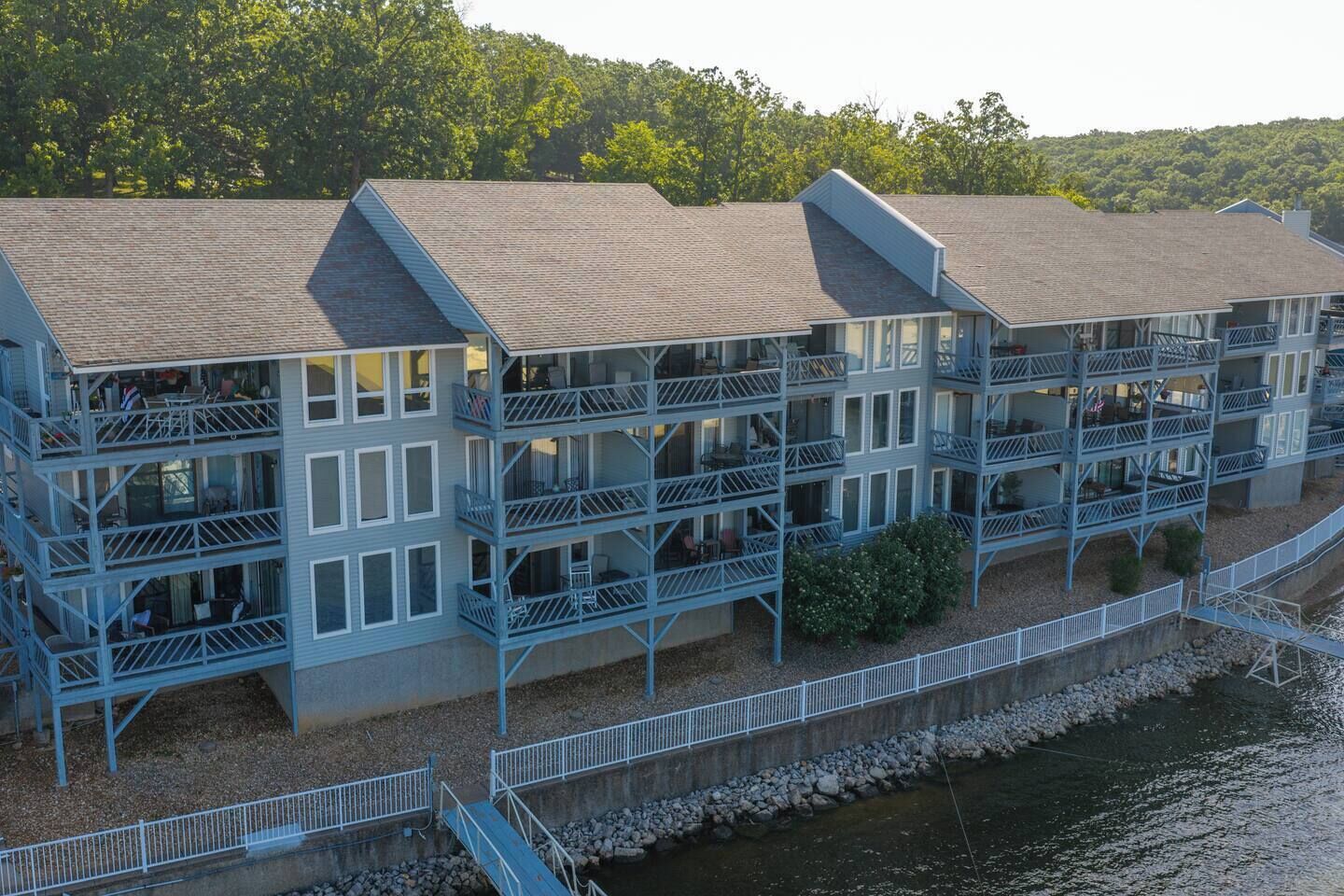 Un hôtel à plusieurs étages doté de balcons, d’un quai et offrant une vue sur la rivière.