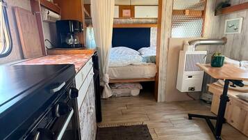Fridge, oven, stovetop, coffee/tea maker