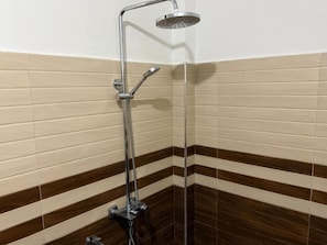 Deluxe Quadruple Room, Balcony, Mountain View | Bathroom | Combined shower/bathtub, rainfall showerhead, towels, soap - Senu Ceylon Ella (Ella)