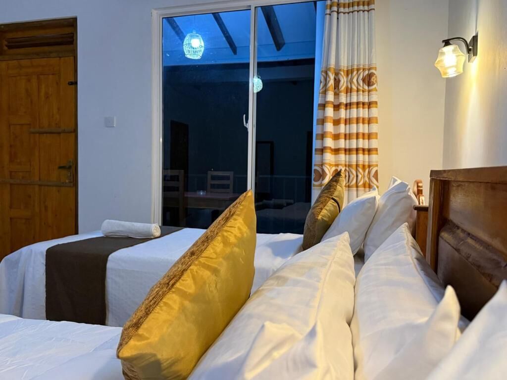 Habitación triple Deluxe, balcón, vistas a la montaña | Minibar y espacio para trabajar con un portátil