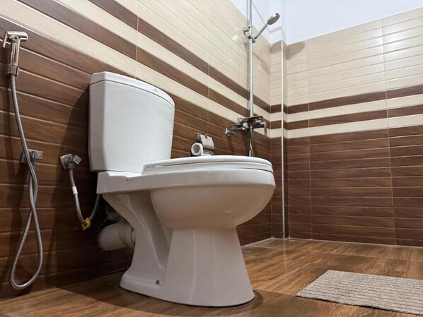 Deluxe Quadruple Room, Balcony, Mountain View | Bathroom | Combined shower/tub, rainfall showerhead, towels, soap - Senu Ceylon Ella (Ella)