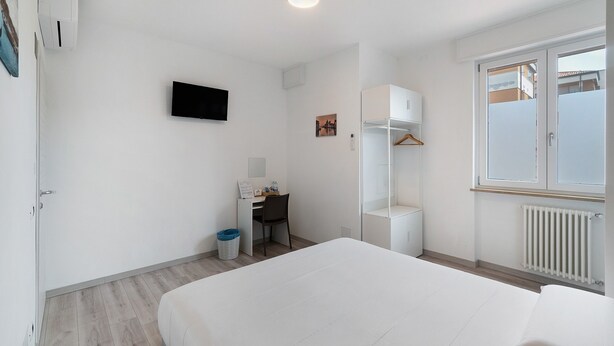 Unclassified image, 1 of 31, button - Room 'Camera Arsenale' with Wi-Fi and Air Conditioning (Venice)