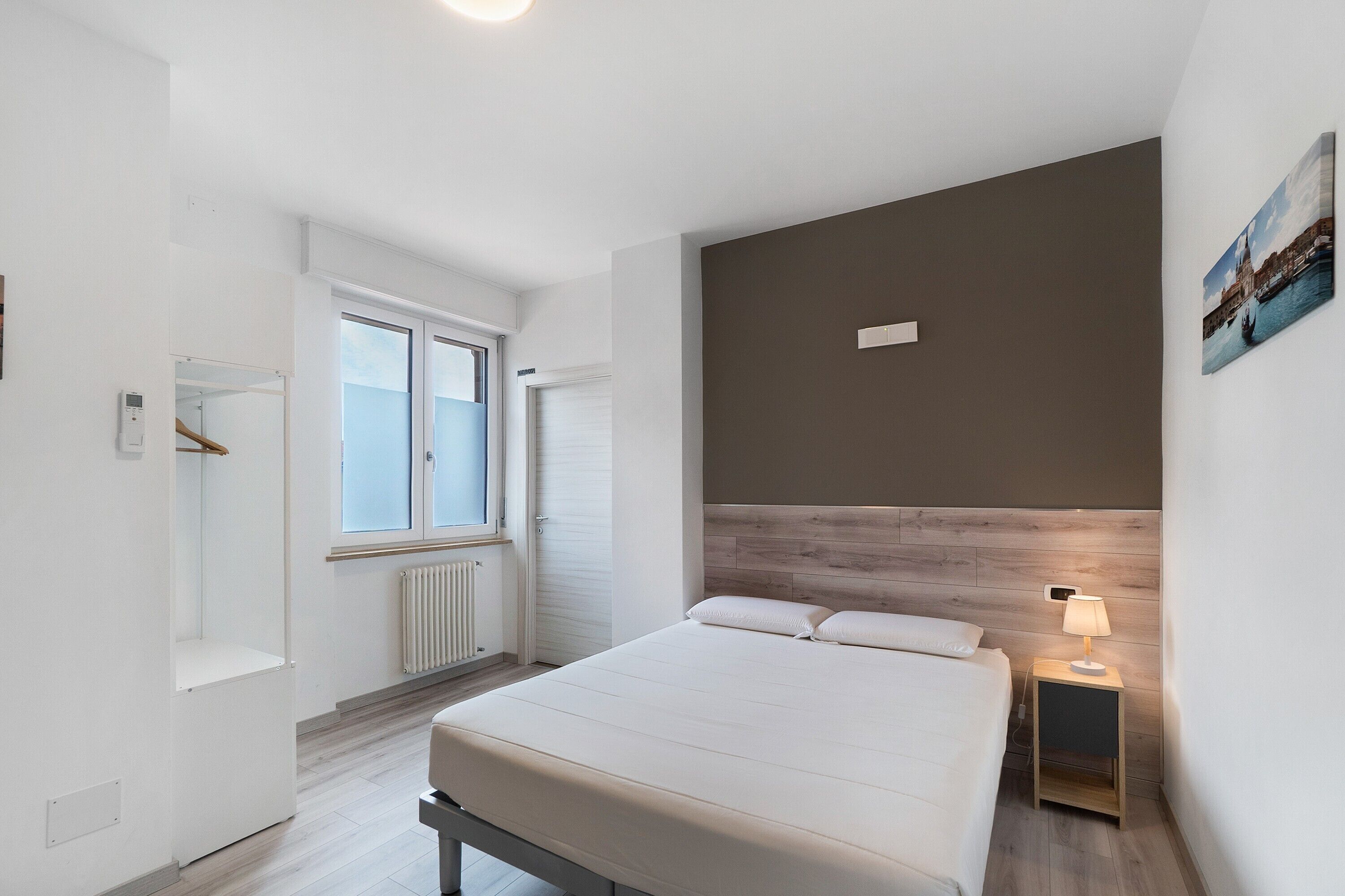 WiFi, bed sheets