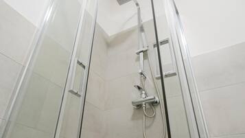 Dusche, Haartrockner, Handtücher