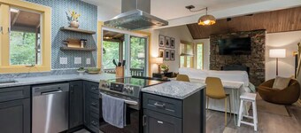 Stylish Cabin-BlackstoneGrill-Workspace w/ Monitor and King-Bed on Main