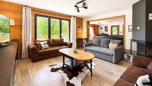 A modern living room with a sofa, a coffee table, and a fireplace. - Apartment - Le Batchu - Valloire - 12 guests (Valloire)
