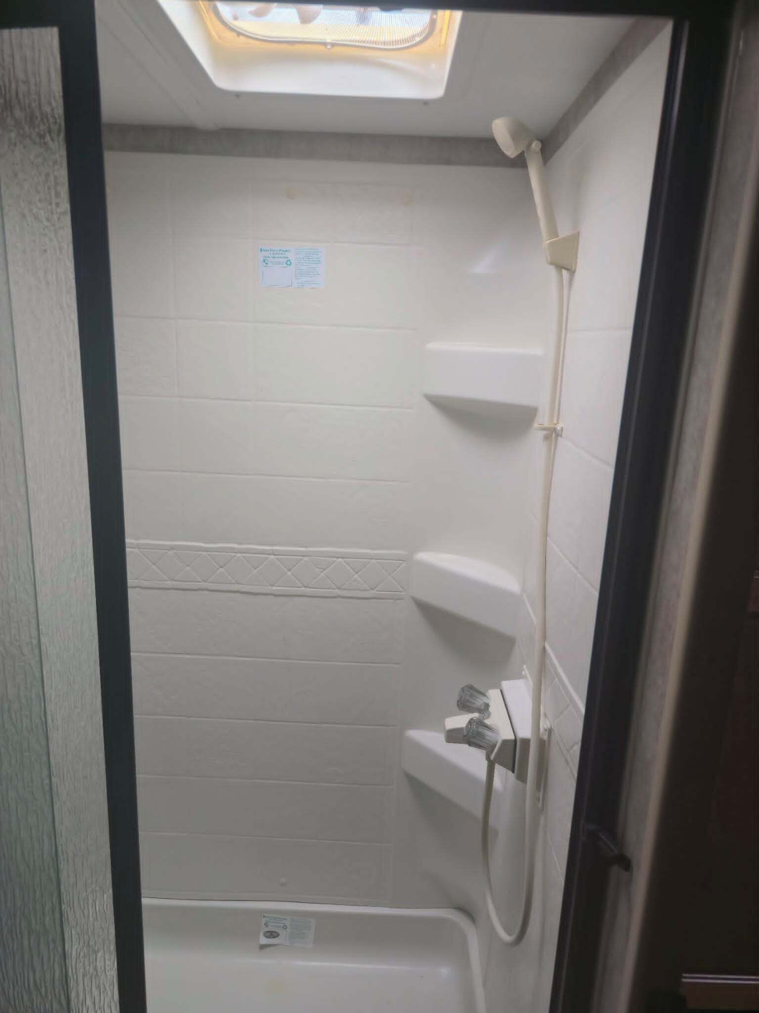シャワー、タオル、石鹸、トイレットペーパー