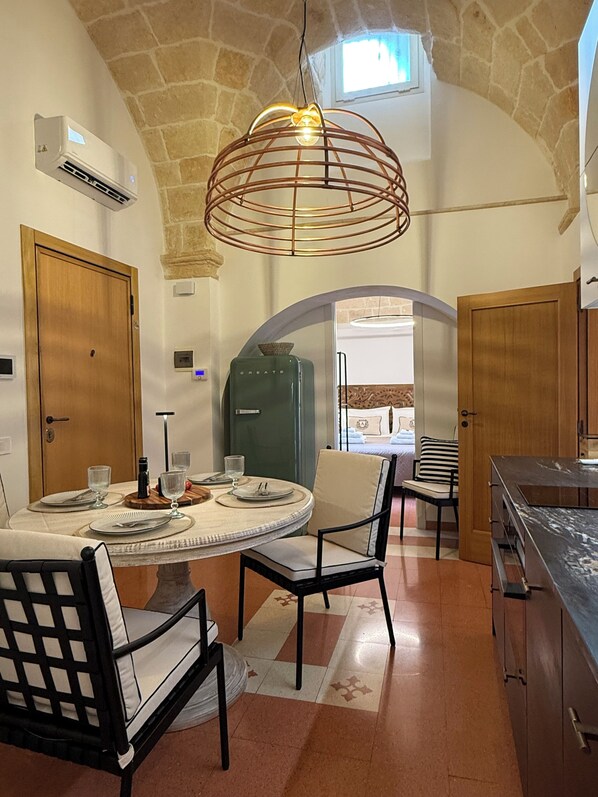 Dining - Angel Apartment 1 - Two Bedroom Apartment, Sleeps 6 (Monopoli)