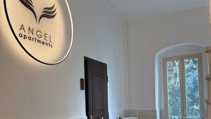 Una sala de estar moderna con sofá, sillas, una mesa de centro y un ventanal con vistas.