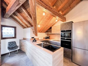 Wasserkocher mit Kaffee-/Teezubehör, Kühlschrank, Mikrowelle, Ofen