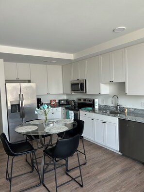 Private kitchen - Modern Downtown Detroit Retreat (Detroit)