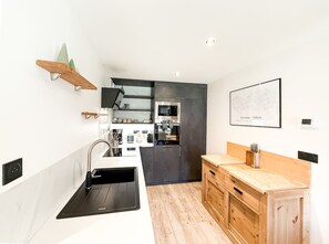 Wasserkocher mit Kaffee-/Teezubehör, Kühlschrank, Mikrowelle, Ofen