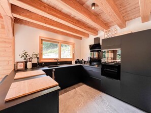 Wasserkocher mit Kaffee-/Teezubehör, Kühlschrank, Mikrowelle, Ofen