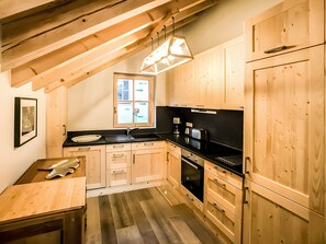 Wasserkocher mit Kaffee-/Teezubehör, Kühlschrank, Mikrowelle, Ofen